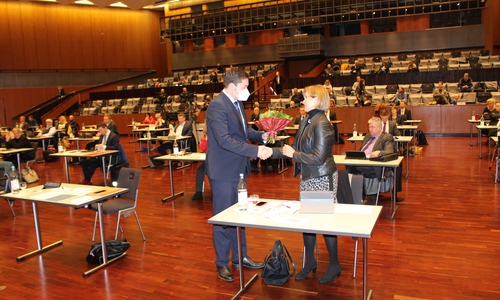 OB Thorsten Kornblum gratuliert seiner Stellvertreterin Anke Kaphammel zur Wahl.