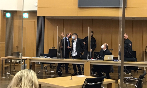 Heute sagt die Ehefrau des Opfers aus - jedoch hinter verschlossenen Türen. Sie soll ein Verhältnis mit dem Angeklagten gehabt haben.