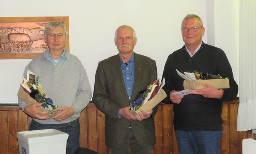 Die Gemeinde verabschiedet sich (von links) von Ortsbürgermeister Frank Hennig (CDU), seinen Stellvertreter Heinz-Gerhard Prenzel (CDU) und Ortsratsmitglied Detlef Nitsche (UWG).