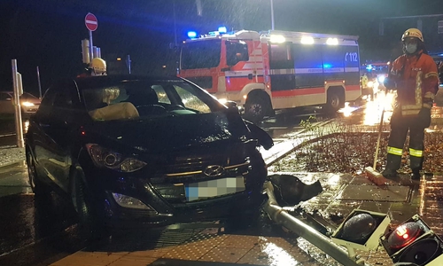 Das Auto war gegen die Ampel geprallt.
