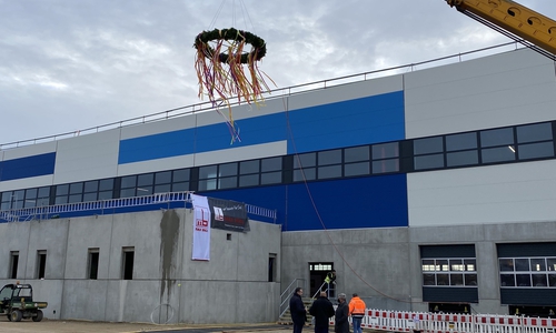 Die BAUM Unternehmensgruppe feiert Richtfest für das Amazon Logistikzentrum in Helmstedt an der A2.