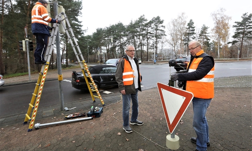 Uwe Götz, Projektverantwortlicher im Fachbereich Tiefbau (in der Mitte), begutachtet den Stand der Arbeiten in der Heidlandkreuzung. Ausführung durch Jens Rubens (l.) und Erwin Holewa (r.) von Yunex Traffic.