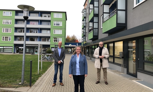 Schulterschluss für den Klimaschutz: v.l. Matthias Tramp (technischer Geschäftsführer der Stadtwerke Wolfenbüttel), Vera Steiner (kaufmännische Geschäftsführerin der Stadtwerke Wolfenbüttel) und Markus Hering, Geschäftsführer der WoBau planen das erste gemeinsame Mieterstromprojekt. 