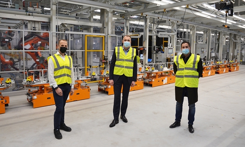 von links nach rechts: Timo Gleis, Werkleiter Komponente Hannover, Martin Schmuck, Werkleiter Komponente Braunschweig und Stavros Christidies, stellvertretender Betriebsratsvorsitzender Werk Hannover