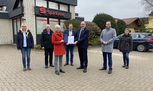v.l.n.r.: Frau Melanie Ahmann von der Samtgemeinde Baddeckenstedt, Bernd Retzki (Sozialdezernent LK), Landrätin Christiana Steinbrügge, MdL Marcus Bosse, Staatssekretär Matthias Wunderling-Weilbier, Samtgemeidebürgermeister Frederik Brandt, Frau Diana Henschel von der Samtgemeinde Baddeckenstedt.