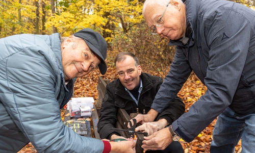 Dieter Kömpel vom Sozialverband, Thiedes Ortsbürgermeister Christian Striese und Dieter Leichert vom Bürgerwald beim Anbringen der Schilder.