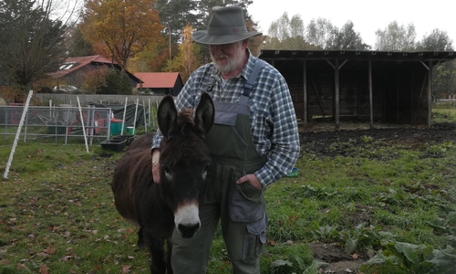 Karl-Gustav Laser, ehrenamtlicher Wolfsberater aus Gifhorn, mit seinem Esel 