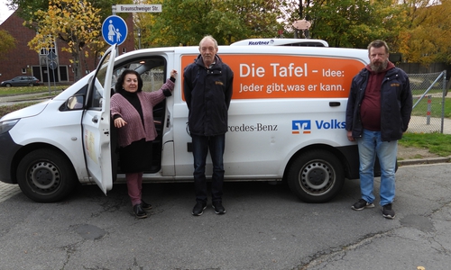Freuen sich über jede helfende Hand: von links Birgit Kegel mit den Fahrern Dirk Hauer und Frank Swillus.