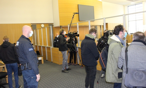 Das öffentliche Interesse war groß am erstenVerhandlungstag, doch der Platz begrenzt.