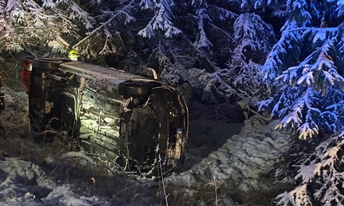 Das Auto war von der Straße abgekommen.