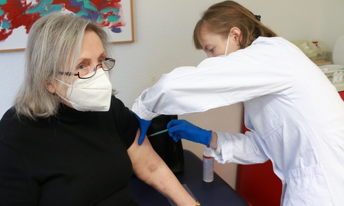 Die Salzgitteranerin Karoline Woljem war Mittwochmorgen die erste und hat ihre Auffrischungsimpfung erhalten.  