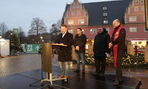 Bürgermeister Ivica Lukanic mit Vertretern der katholischen und evangelischen Kirche sowie der islamischen Gemeinde bei der Weihnachtsmarkteröffnung.