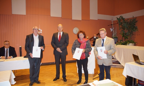 Ulrich Mahner (2.v.li.) vom Niedersächsischen Städtetag ehrte Holger Plaschke (von links), Renate Lucksch und Dr. Jürgen Lauterbach für 25 Jahre ehrenamtliche Arbeit im Rat der Stadt Goslar.