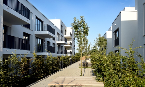 Blick in einen Innenhof der Reihenhäuser an den Wiesenterrassen mit privaten Außenbereichen und Gemeinschaftsflächen.