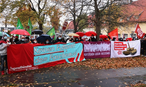 Vor dem Hotel am See wurde in Form einer Mahnwache protestiert.