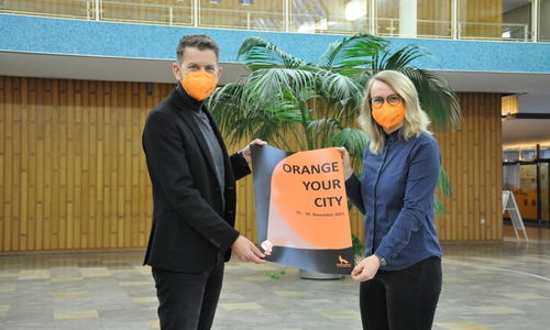 Oberbürgermeister Dennis Weilmann und Gleichstellungsbeauftrage Antje Biniek werben für den Orange Day.