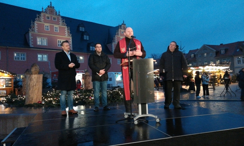 Matthias Eggers bei seiner Rede zur Weihnachtsmarkteröffnung.