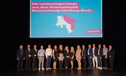 der HanDie besten Nachwuchshandwerker Niedersachsens aus dem Bezirkdwerkskammer Braunschweig-Lüneburg-Stade mit Hauptgeschäftsführer Eckhard Sudmeyer (links) und Präsident Detlef Bade.
