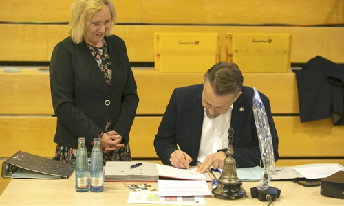 Elke Wesche (SPD) nahm Lukanic den Amtseid ab. Hier leistet er seine Unterschrift.