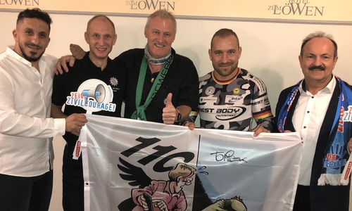 von links: Fadi Saad, Andreas Roßkopf, Martin Schilff und Günter Koschig übergeben Robert Förstemann die Zivilcouragefahne der GZK.