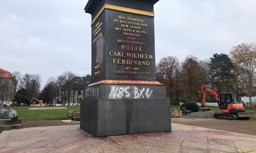 Der Obelisk wurde beschmiert.