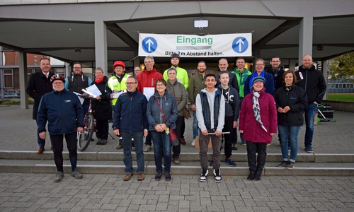 Zweiter Bürgermeister Christian Striese (hinten 1. von links), Nicole Mölling (hinten 4. von rechts) und Sven Strube (hinten 6. von rechts) ehrten die Gewinnerinnen und Gewinner des ersten STADTRADELNs in Salzgitter.