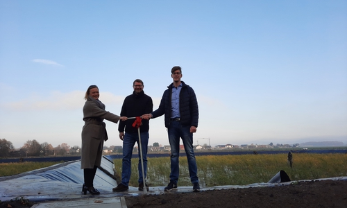 Bild von Links: Werksausschussvorsitzende Frau Dunja Kreiser, Samtgemeindebürgermeister Herr Marco Kelb und stellvertrender Bereichsleiter Projektierung der The Pauly Group Herr Lutz Winter bei der Übergabe des Schlüssels.