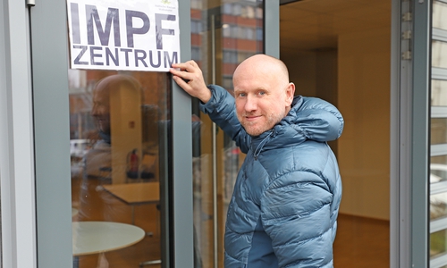 Dr. Tobias Jüttner, Chefarzt der Klinik für Anästhesie, operative Intensiv-, Notfall- und Schmerzmedizin, und das gesamte Team des Klinikums freuen sich, schon bald die ersten Gäste im Impfzentrum begrüßen zu können.