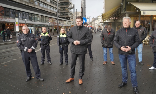 Vorne von links: Polizeioberrat Jörn Paulsen, Oberbürgermeister Dr. Thorsten Kornblum und BSVG-Geschäftsführer Jörg Reincke.