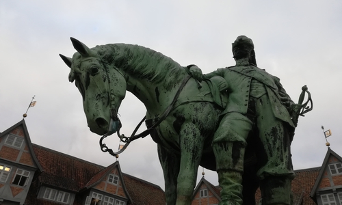 Der Herzog mit seinem Pferde. Beide tragen eine Mund-Nasen-Schutz-Maske.