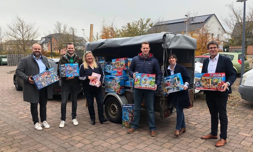 Carsten Baumgarten, Sebastian Logermannvom Round Table, Birgit Graumann von der Lebenshilfe, Marco Thuns vom Round Table, Denise Franke-Beyer von der Lebenshilfe und John-Oliver Hartmann vom Round Table beim Ausladen der Spielsachen. 