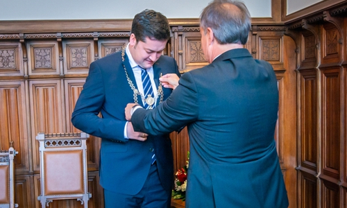 Ulrich Markurth übergibt Thorsten Kornblum (li.) die Amtskette.