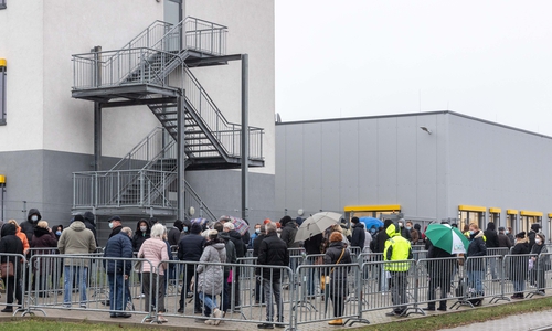 Vor dem Impfzentrum in Salzgitter haben sich schon am Eröffnungsmorgen lange Schlangen gebildet.