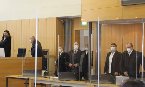 Prozessauftakt im November 2021: Martin G. (2. von rechts) zwischen seinen Verteidigern die Rechtsanwälte Nitschmann und Zott.