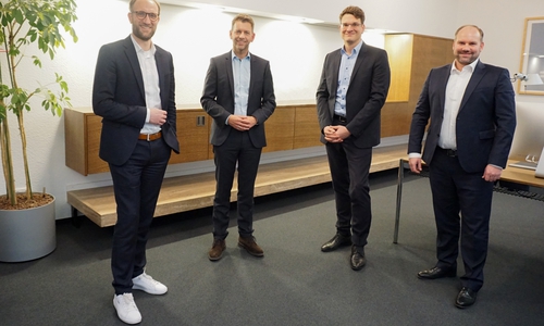 Die Stadt Wolfsburg und die WMG freuen sich über den Grundstückserwerb von EDEKA Minden-Hannover in Nordsteimke, v. l. Jens Hofschröer (WMG-Geschäftsführer), Dennis Weilmann (Oberbürgermeister der Stadt Wolfsburg), Carl-Niklas Daser (Geschäftsführer für Expansion bei der EDEKA MIHA Immobilien-Service GmbH) und Moritz Hoppe (Prokurist bei der EDEKA MIHA Immobilien-Service GmbH).