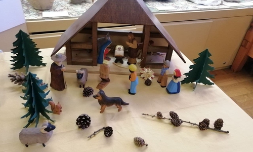 Eine Krippe wird auch ausgestellt.