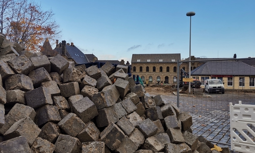 Steine aus radioaktiver Kupferschlacke liegen aufgehäuft am Rande der Bahnhofs-Baustelle in Goslar