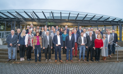 Der neue Rat der Stadt Wolfenbüttel in der Wahlperiode 2021 bis 2026 kam vor Sitzungsbeginn zu einem Gruppenfoto zusammen.