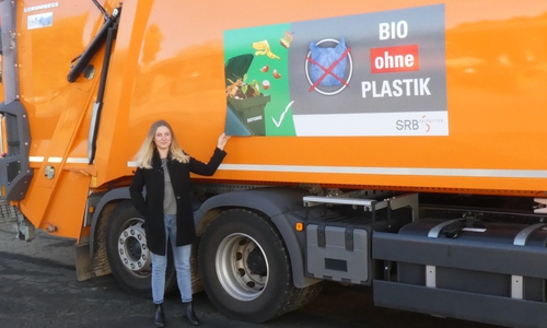 Abfallberaterin Anne Fiedler zeigt auf das neue Hinweisschild.