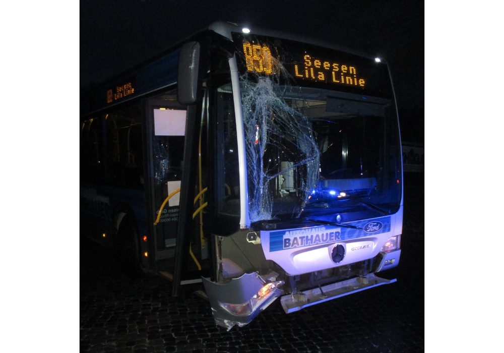 Der Bus wurde bei dem Unfall beschädigt. Die Fahrgäste und Fahrer blieben unverletzt.