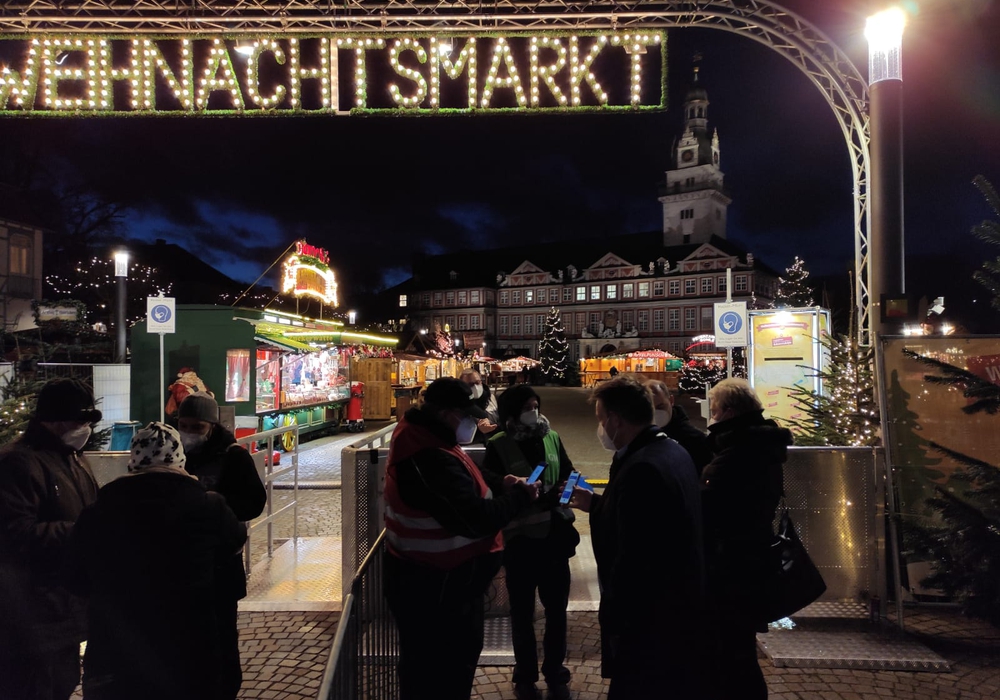 Bürgermeister Ivica Lukanic wird am Eingang des Weihnachtsmarktes kontrolliert. 