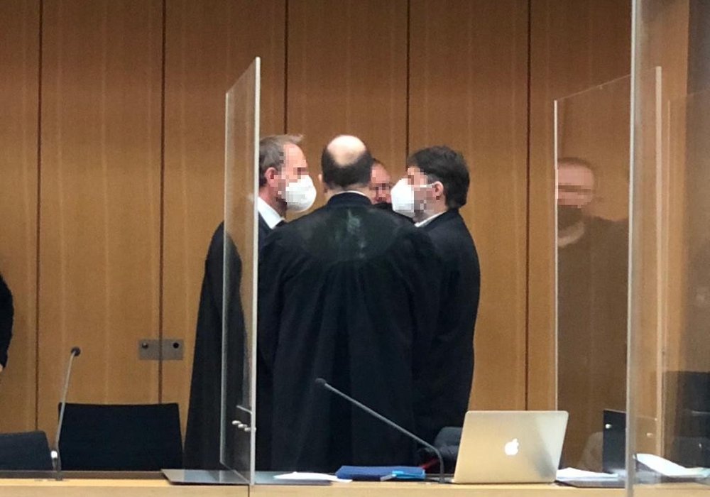 Der Angeklagte Martin G. (rechts) mit seinen Verteidigern Martin Nitschmann und Andreas Zott.