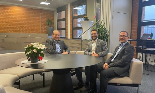 Der Aufsichtsratsvorsitzende der GmbH Landrat Gerhard Radeck (li.) und Geschäftsführer Thomas Klein (re.) verabschieden Dr. Alexander Goebel.