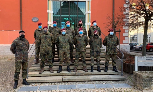 Die Soldaten aus Faßberg vor ihrer Einsatzzentrale in Helmstedt.