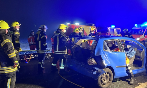 Eines der beiden Unfallfahrzeuge auf der verschneiten B4. 