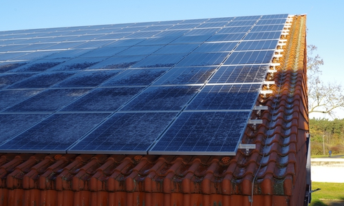 Die neue Fotovoltaikanlage liefert elektrische Energie für die Abwasserreinigung. 