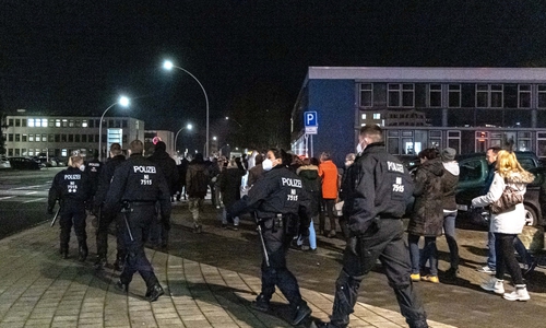Die Polizei begleitet "Spaziergänger" in Salzgitter. (Archivbild) 
