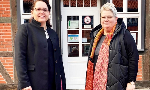 Jeannette Rische (li.) und Martina Weber vor dem Medienzentrum. 