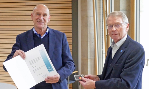 Franz Einhaus erhielt die weißgoldene Ehrennadel des Volksbundes Deutsche Kriegsgräberfürsorge für seine langjährige Tätigkeit als Kreisvorsitzender.