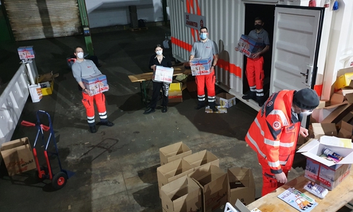 Abschluss Johanniter Weihnachtstrucker: Ehrenamtliche der Braunschweiger Johanniter machen Pakete für den Versand fertig.